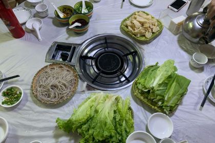 鲁朗纳麦石锅鸡庄园