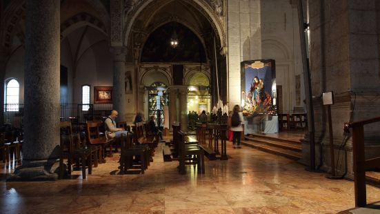 距离圣母感恩堂很近的教堂，内饰比较丰富，米兰作为大主教地区，