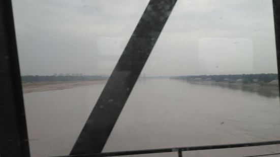 坐车的路上看到了黄河大桥，感受比图片震撼。虽然钱塘江从嘉绍大