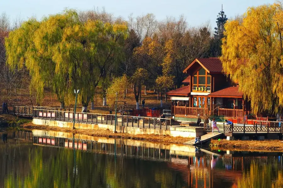 Fushun City Crescent Island Ecological Park