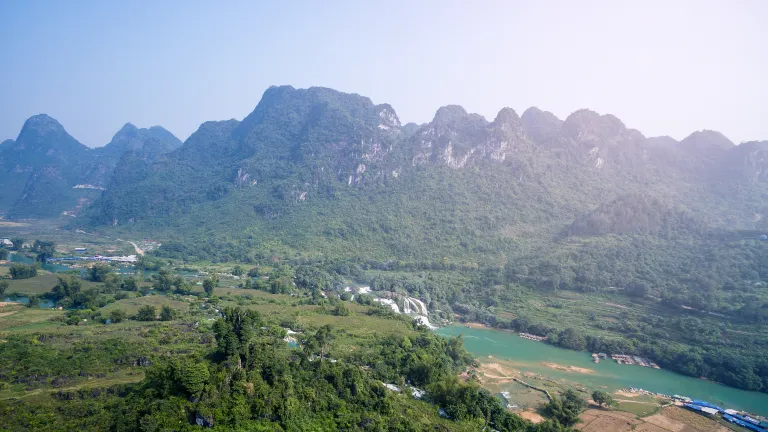 Номер с видом на горы Отели в г. Дасинь