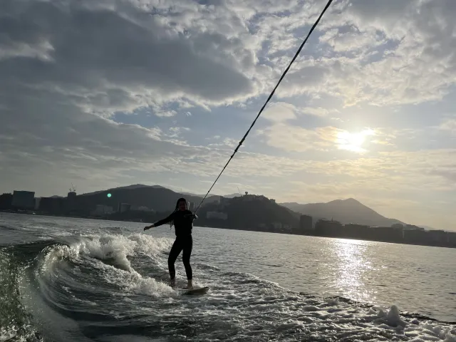 【Wakesurf新手攻略】5大Wakesurf香港地點 Wakesurf價錢比較+衣著裝備
