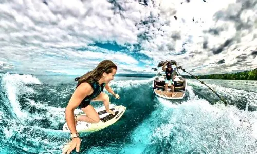 Wakesurfing in Sanya
