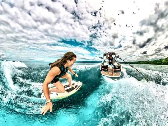 Wakesurfing in Sanya