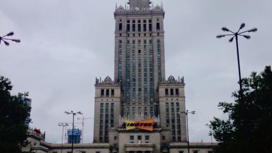 当之无愧的华沙第一高 总高度234米 由前苏联建设并赠送给华
