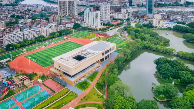 鄰近梅州市足球文化公園的酒店