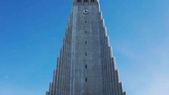 冰岛哈尔格林姆斯大教堂，这个教堂是非常具有纪念性意义的一个教