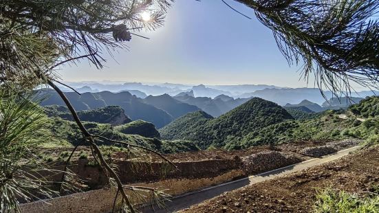 我是从武乡登的板山。连绵的驼峰，层层叠叠，虚虚实实，亦真亦幻