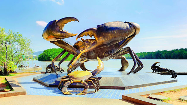 The Mud Crabs Sculpture