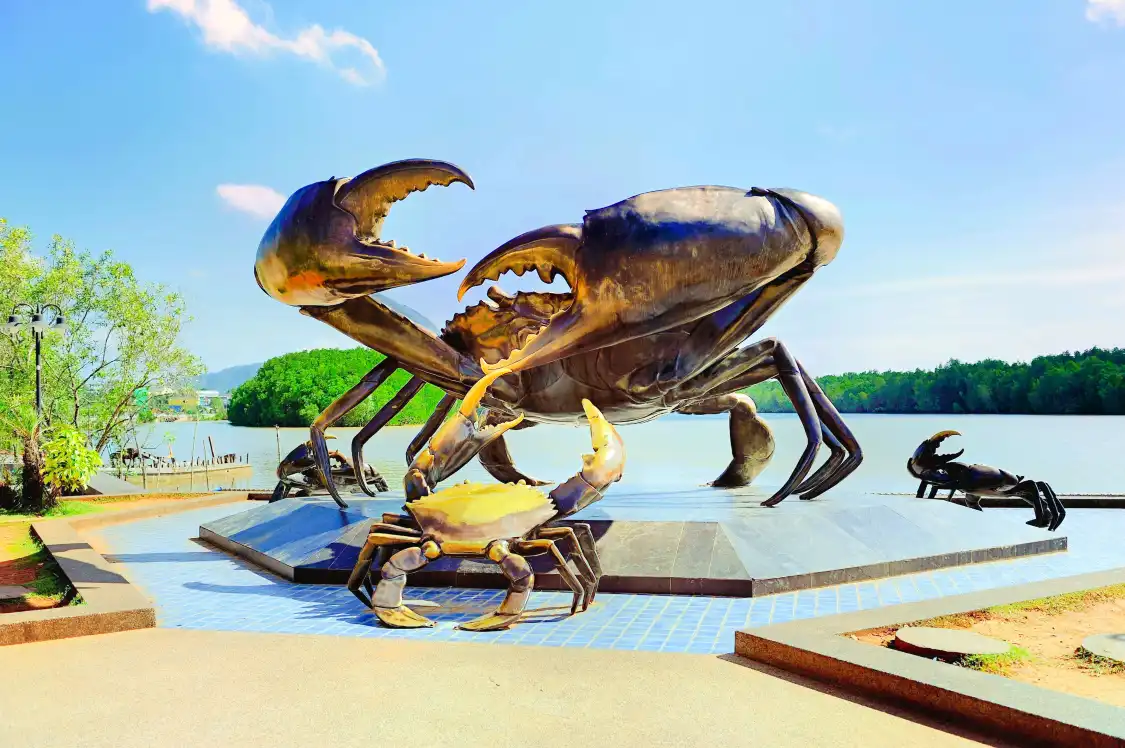 Hotels near The Mud Crabs Sculpture