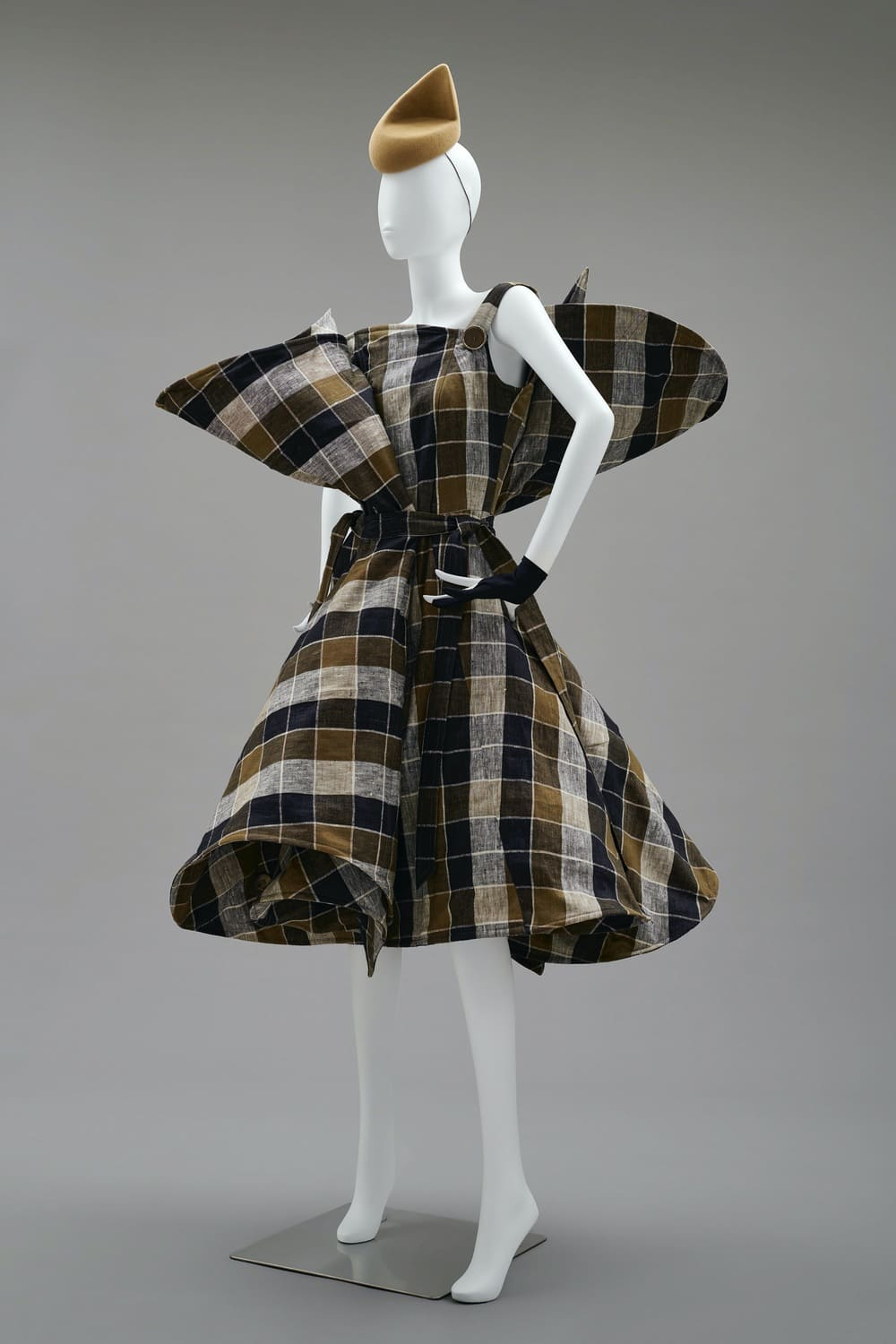 Yegor Zaitsev Solo Exhibition: "The Shape of Fabrics" | State Historical Museum