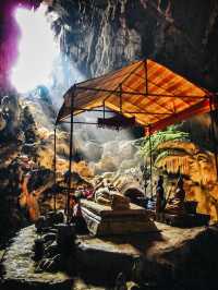 Hiking into the cave 