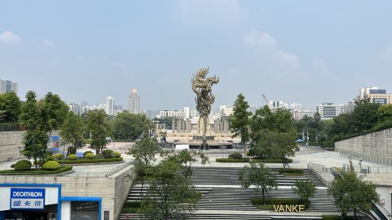 龍城廣場景觀主要由著名雕塑家韓美林設計的青銅九龍雕塑、百報長