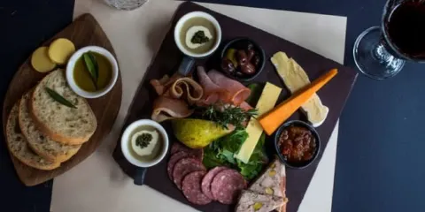 克拉倫登阿姆斯酒店餐廳