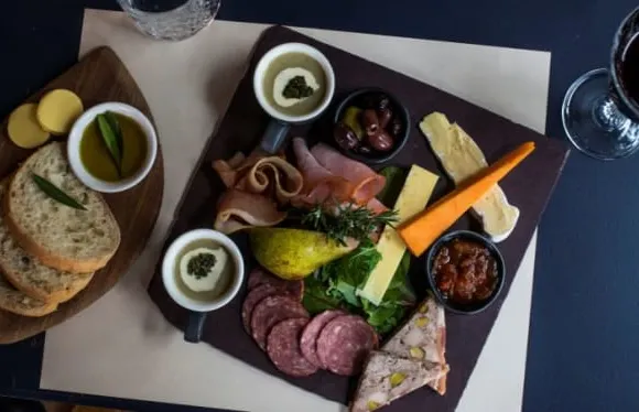 克拉倫登阿姆斯酒店餐廳