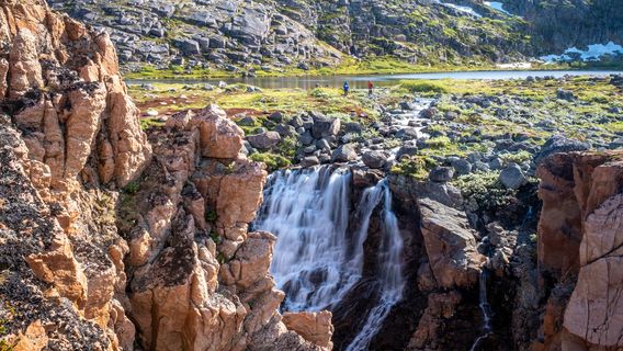 Waterfall of Maloye Batareyskoye Lake