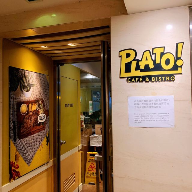 跟朋友在CAFÉ輕鬆度過晚餐時間