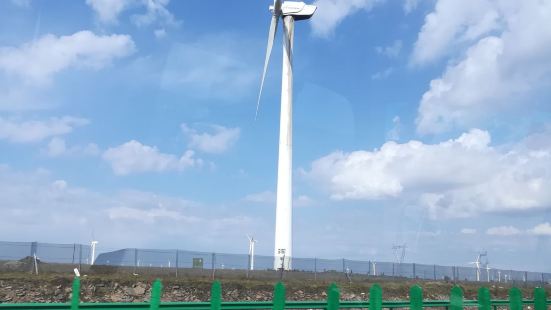 這裡是輝騰錫勒草原的風力發電廠，上千颱風力發電車矗立在一望無