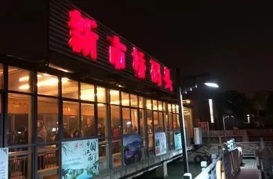 凉爽夏日的夜晚坐船游护城河，沿岸绚丽的灯光倒映在荡漾的水波里