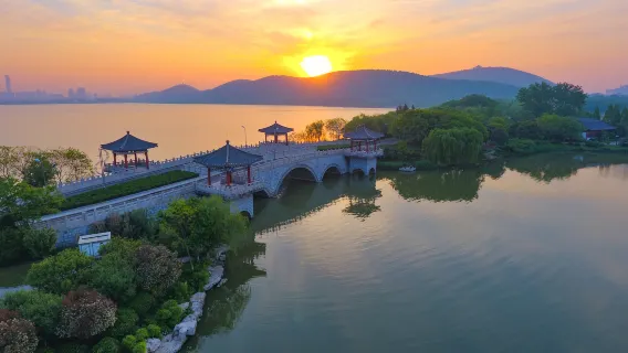 玩水避暑