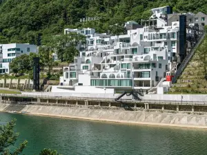 那雲溫泉度假村懸崖上的天空之城