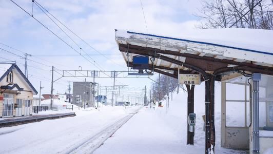 朝里是一个很适合滑雪的地方，整个滑雪场都是面积蛮大的雪道，这