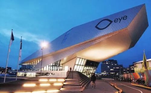 眼睛eye博物館是一個后現代風格的抽象建築物，前傾的造型和誇