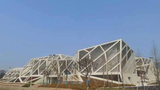舟山博物馆是舟山新城的标志性建筑，由于是周一去的时候适逢闭馆