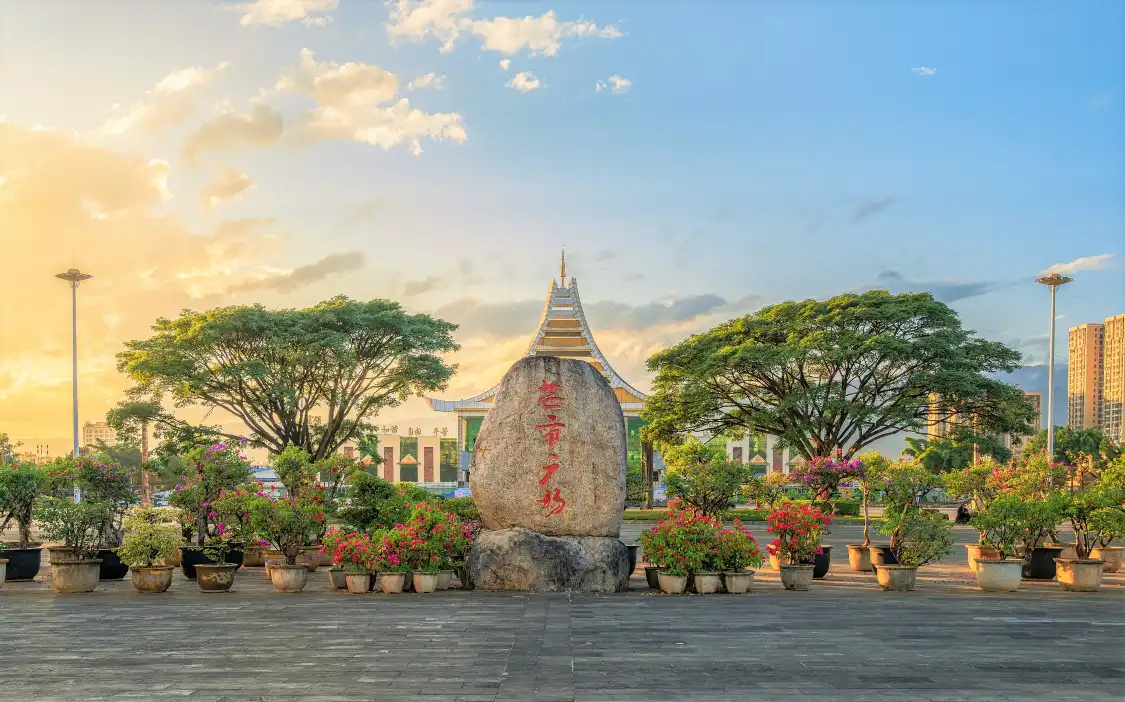 Hotels near Mangshi Square