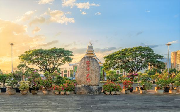 Mangshi Square