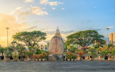 Mangshi Square