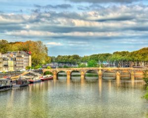 香港-昂熱 機票酒店 自由行