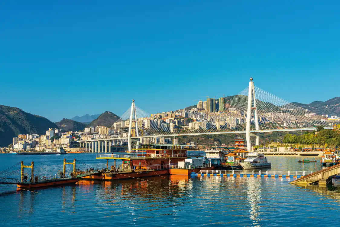 Hotels near Badong Yangtze River Bridge