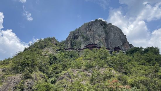 人造景区之一，但是两座山后面，有一个老庙，有索道也有玻璃栈道