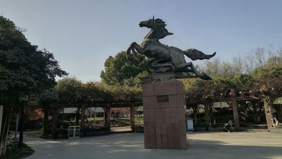 一個在義烏市區西南不大的公園，裏面竟然有一座臨江的小山，上有