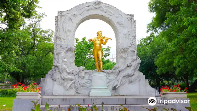 Hotels near Johann Strauss monument