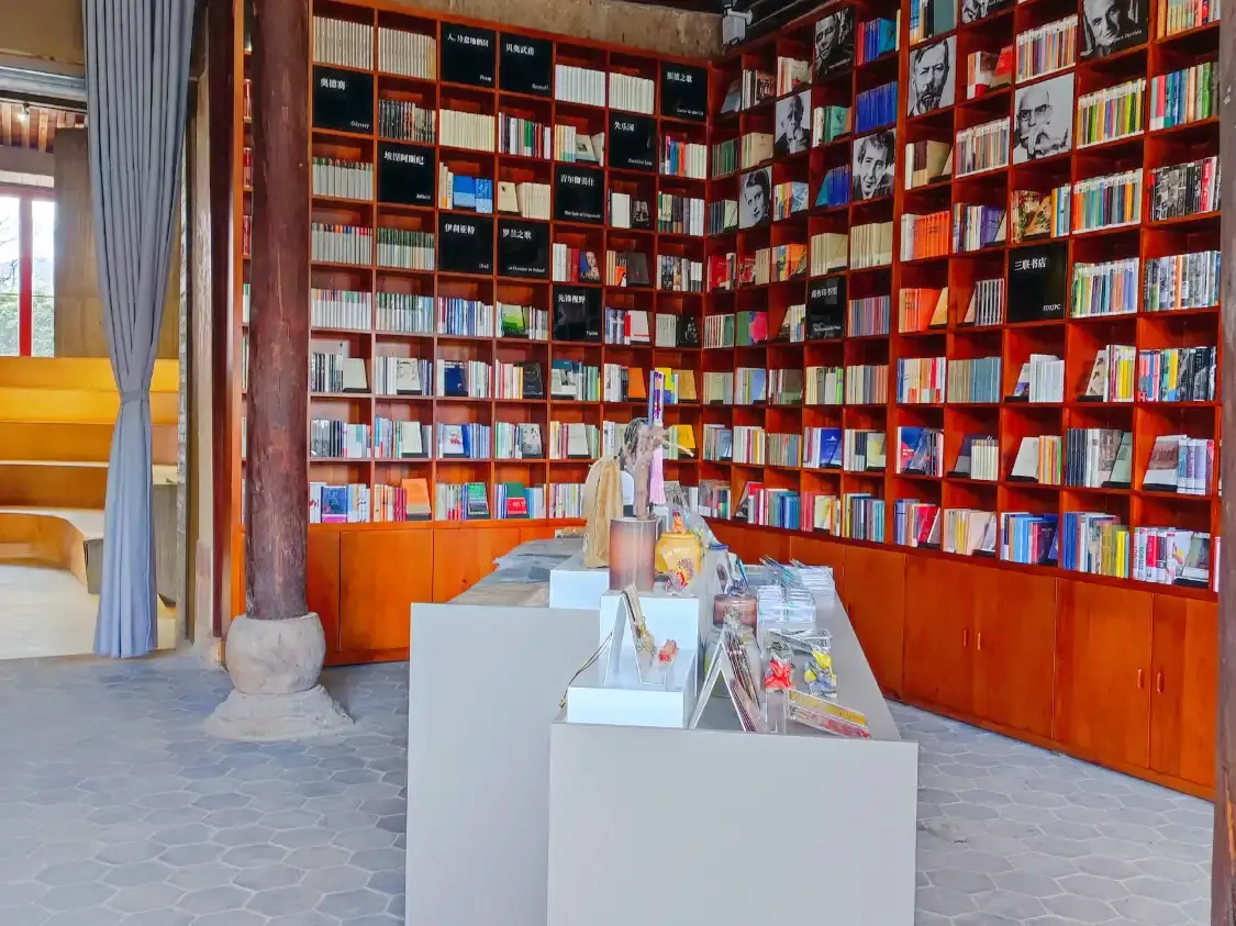 Hotels near Xianfeng Weishan Chongzheng Academy