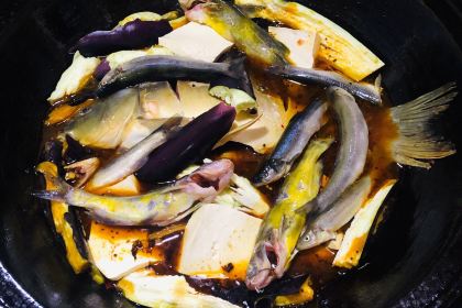 Stewed river fish in an iron pan