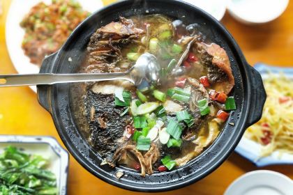 临江餐馆二楼美食部落