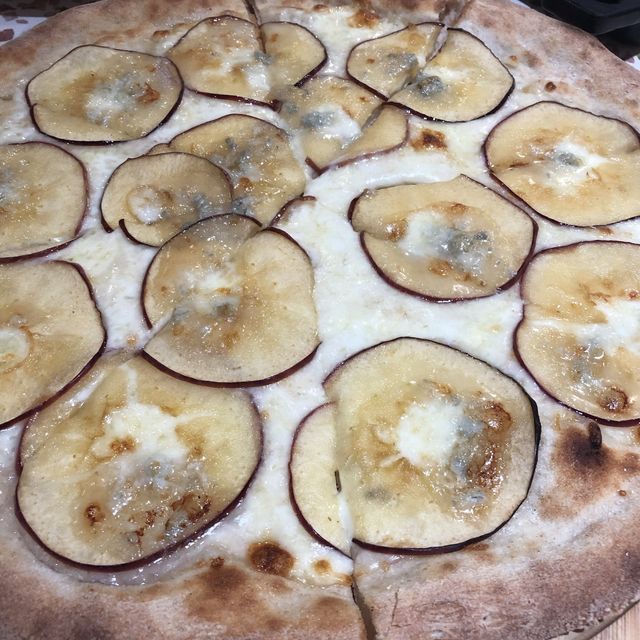 傳說中藍芝士蘋果pizza 唔係浪得虛名 傳說中藍芝士蘋果pizza 唔係浪得虛名
