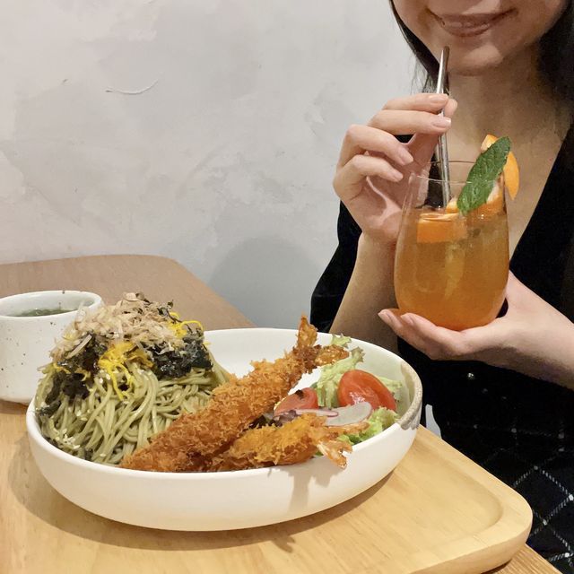 木屋日系Café，超大玻璃窗前面用餐打卡