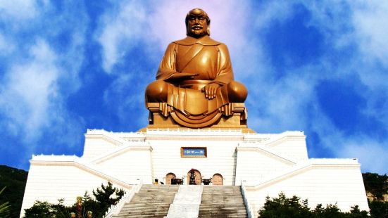 赤山明神像位於山東省威海市石島赤山風景區內，高58.8米，為