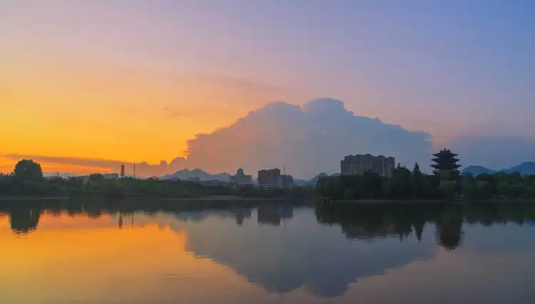 Hotels near Golden Lion Lake