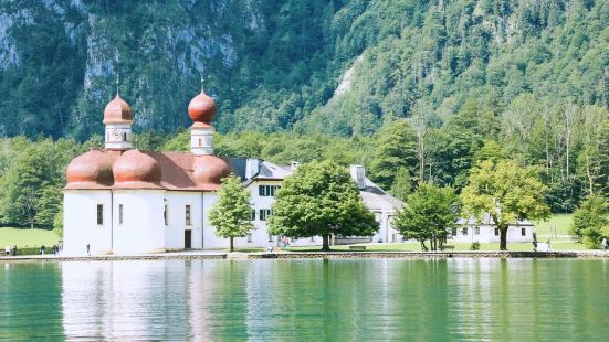 位于德国和奥地利边境的小城贝希特斯加登旁的国王湖碧水如镜，游