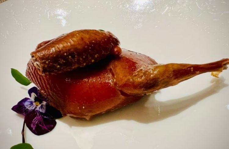 招牌玻璃脆皮乳鸽