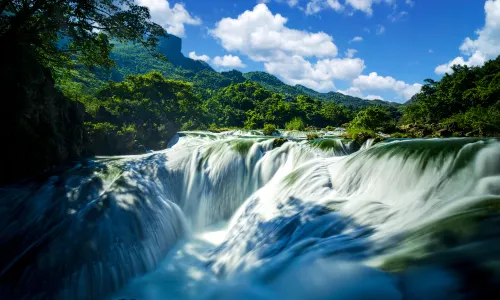 Yinlian Zhuitan Waterfall