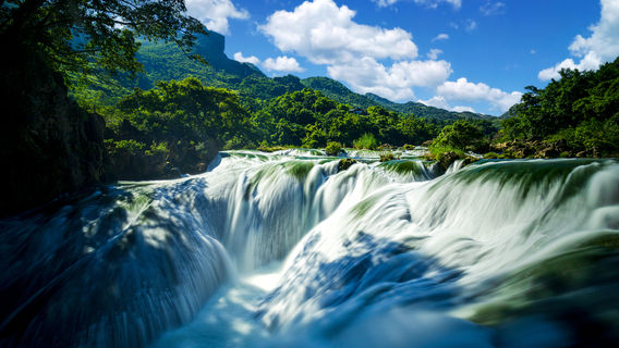 Yinlian Zhuitan Waterfall