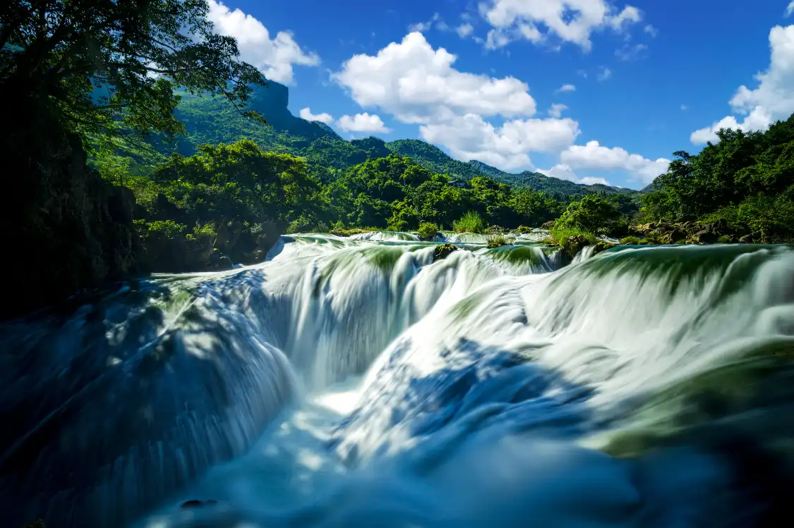 Hotels near Yinlian Zhuitan Waterfall