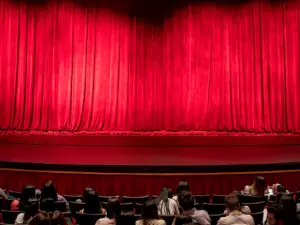 北京 · 曉年青劇團出品製作 饒曉志戲劇作品《趁世界還年青》