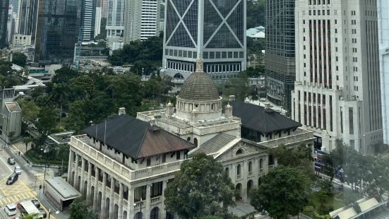 終審法庭位於皇后像廣場旁邊，喺中環一眾商業大廈中，可以見到佢